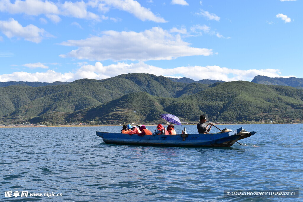 湖上小船载着游客赏景