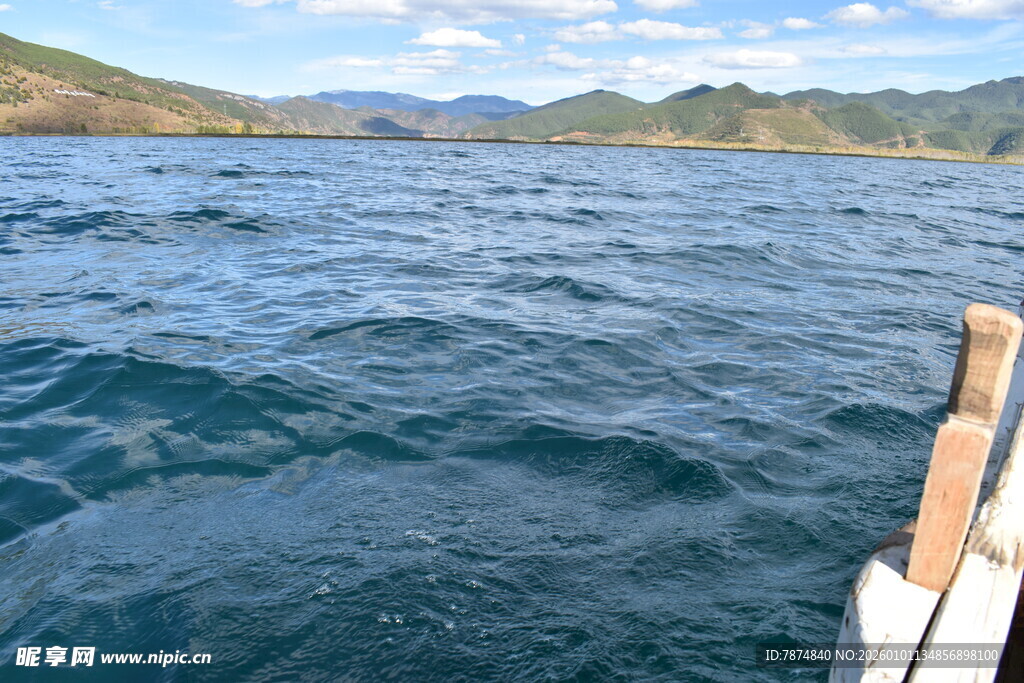 海上行舟赏壮丽山海景色