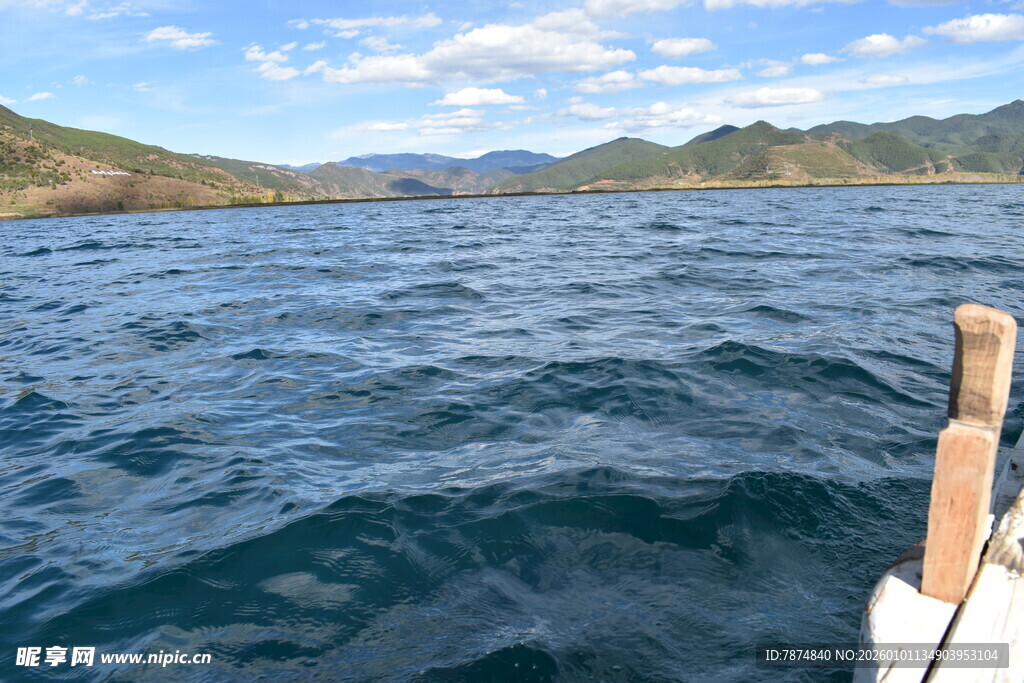 乘船游于碧波青山之间