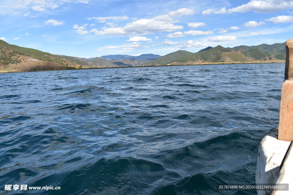 海上航行视角的壮阔风景