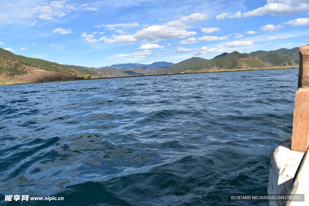 海上航行 远观山峦景色