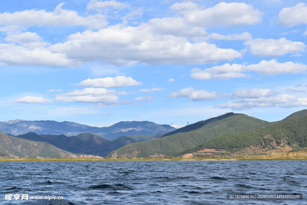 湖畔青山蓝天白云美景