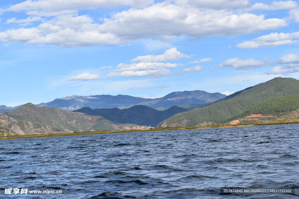 湖畔青山蓝天美景