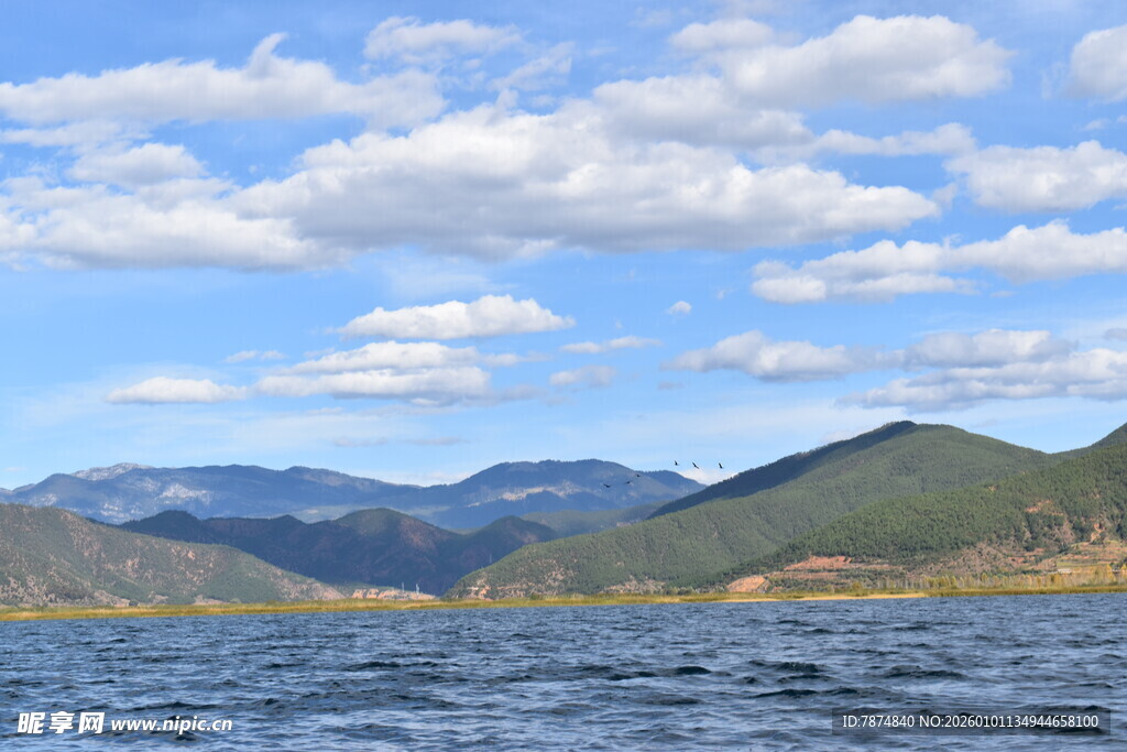 湖畔青山蓝天白云美景