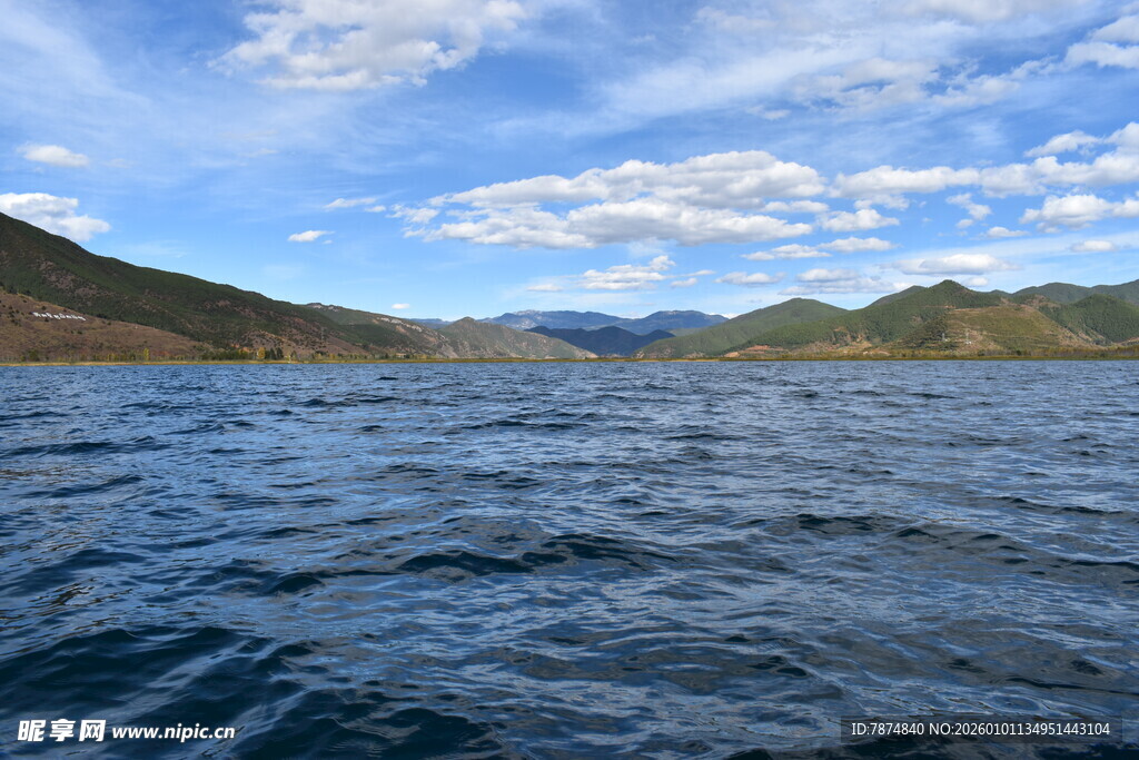 广阔海面与远处山峦风景