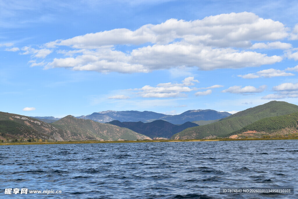 湖畔青山蓝天白云美景