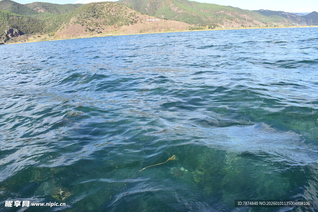 波光粼粼的辽阔蓝色水域