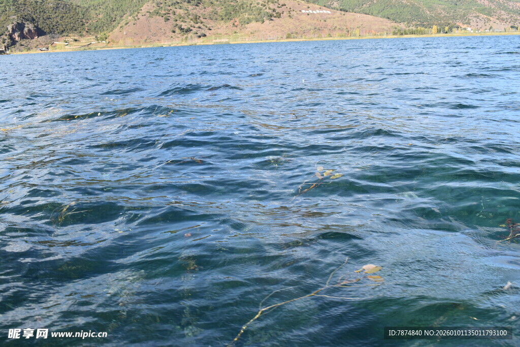 碧波荡漾的宁静湖水