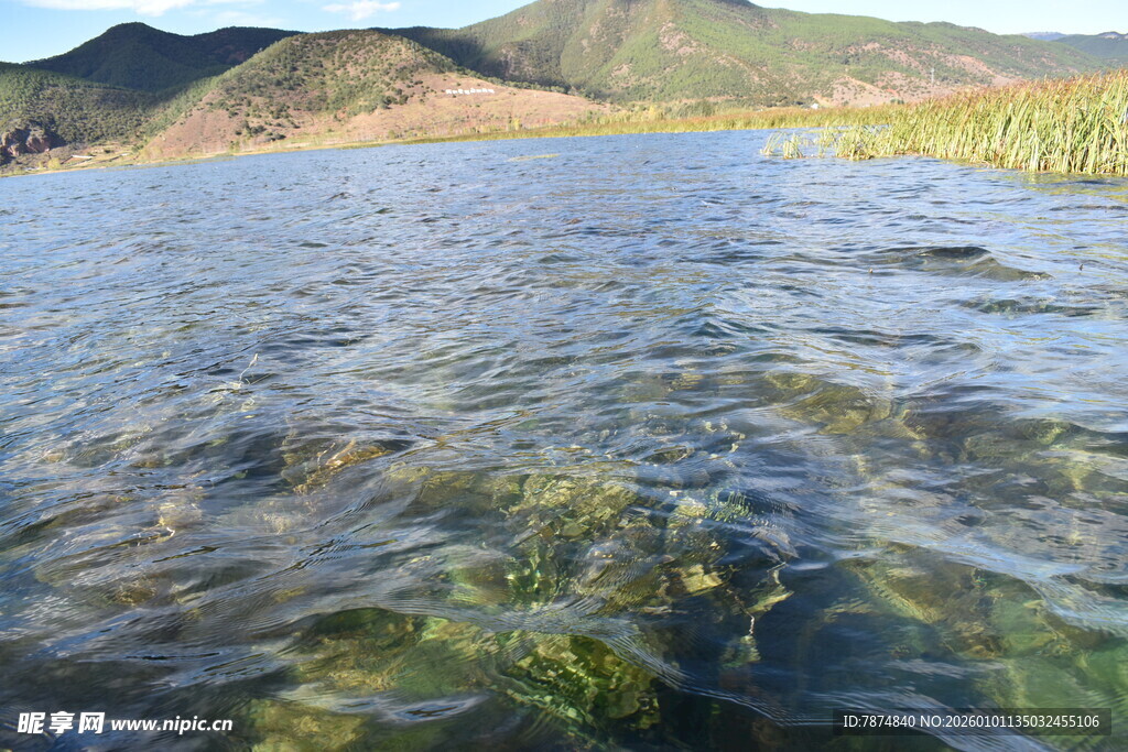 清澈湖水与远山美景