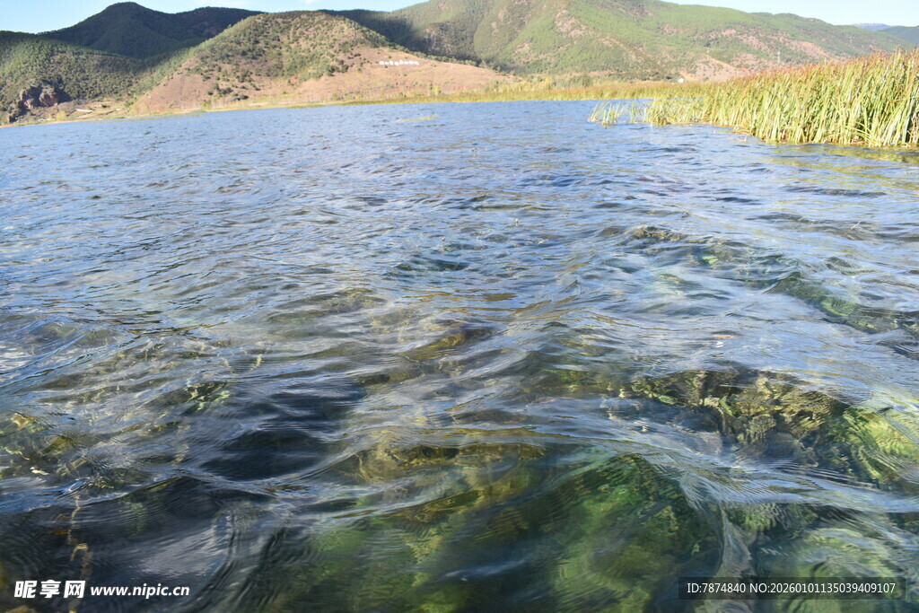 清澈湖水与远山美景