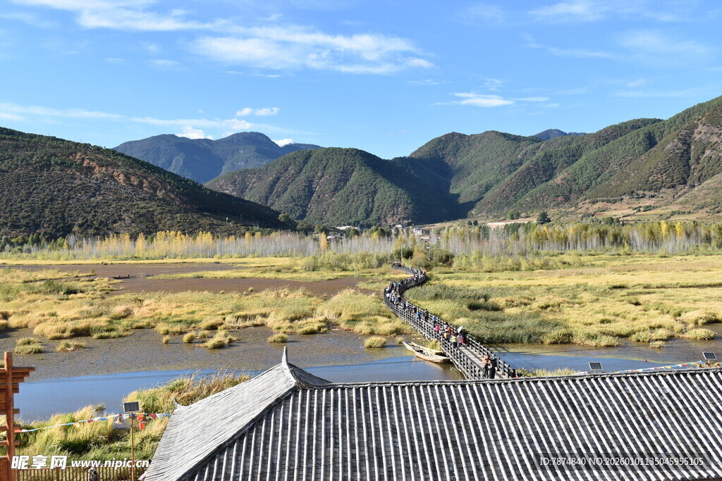 乡村山水间的古朴屋顶