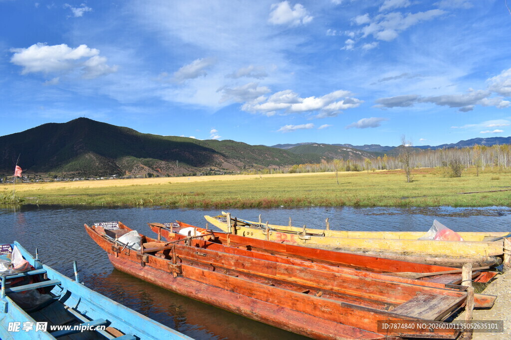 湖畔彩舟伴远山蓝天