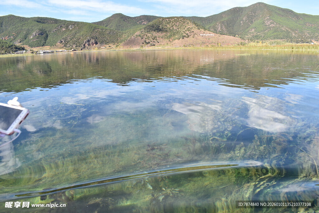 清澈湖水倒映山峦美景