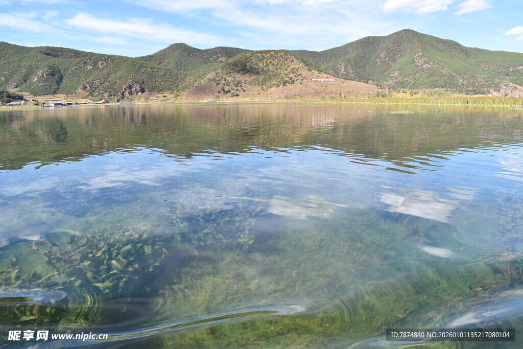 宁静湖水映青山美景