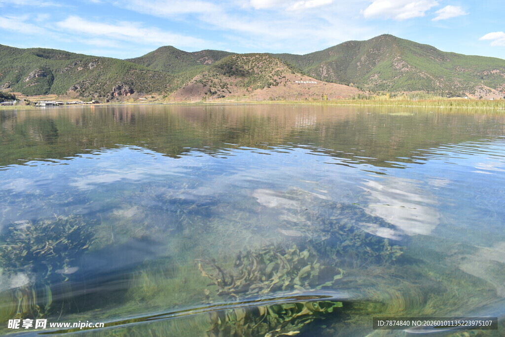 宁静山水间的澄澈湖水