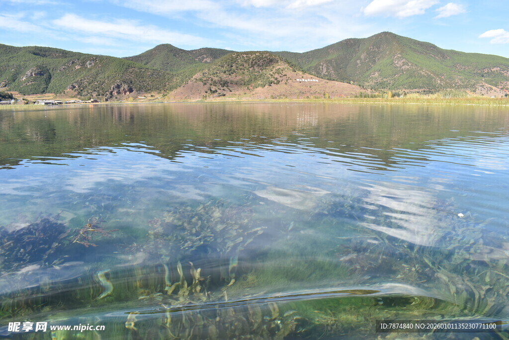 清澈湖水映远山美景