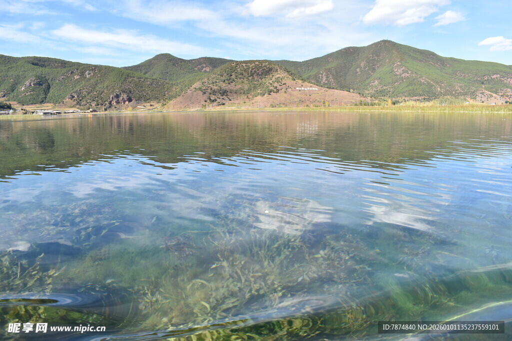 清澈湖水映远山美景