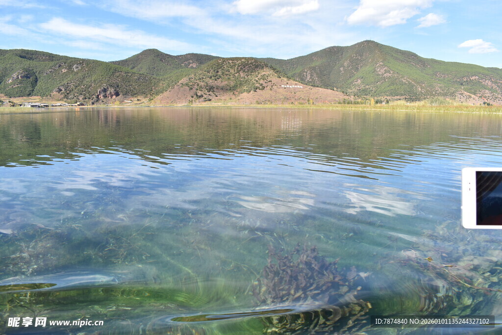 清澈湖水与远山倒影之景