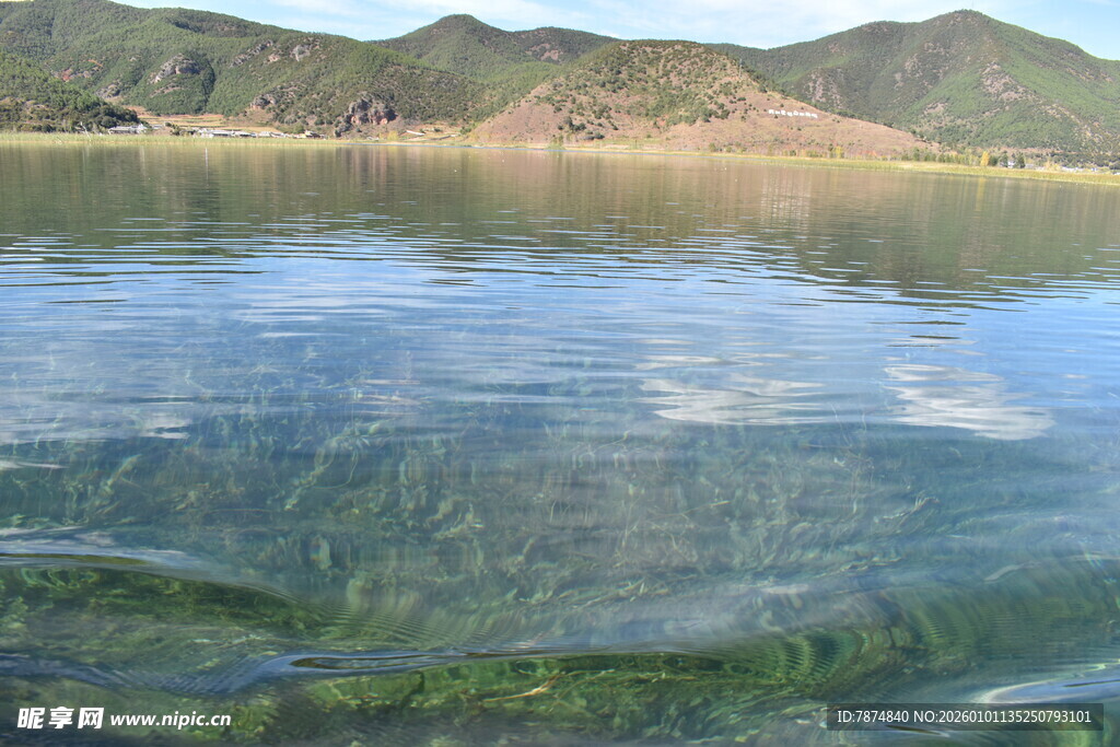清澈湖水与远山美景