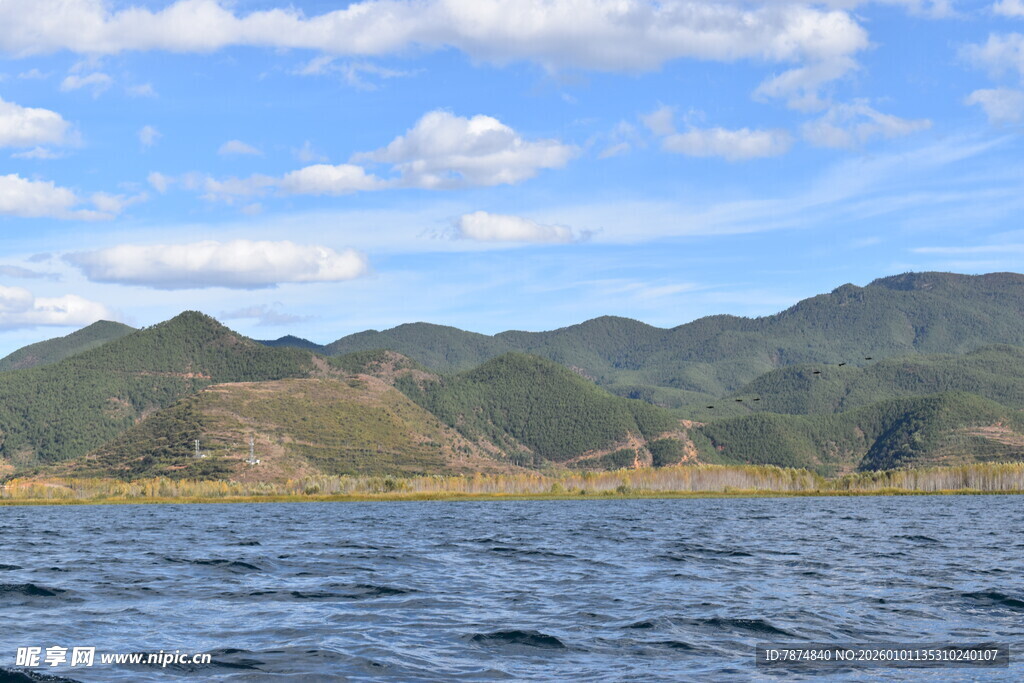 碧波青山间的美丽湖景