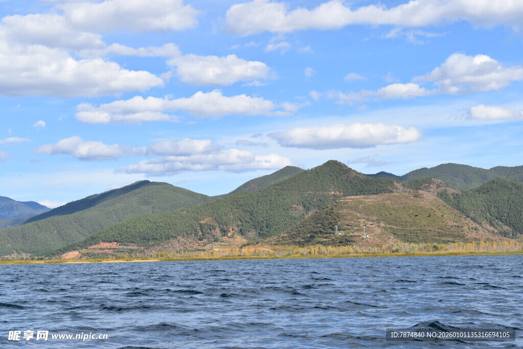 湖畔青山映蓝天美景