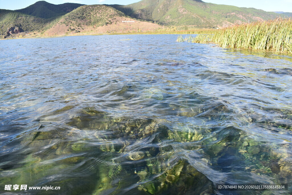 清澈湖水与远处山峦