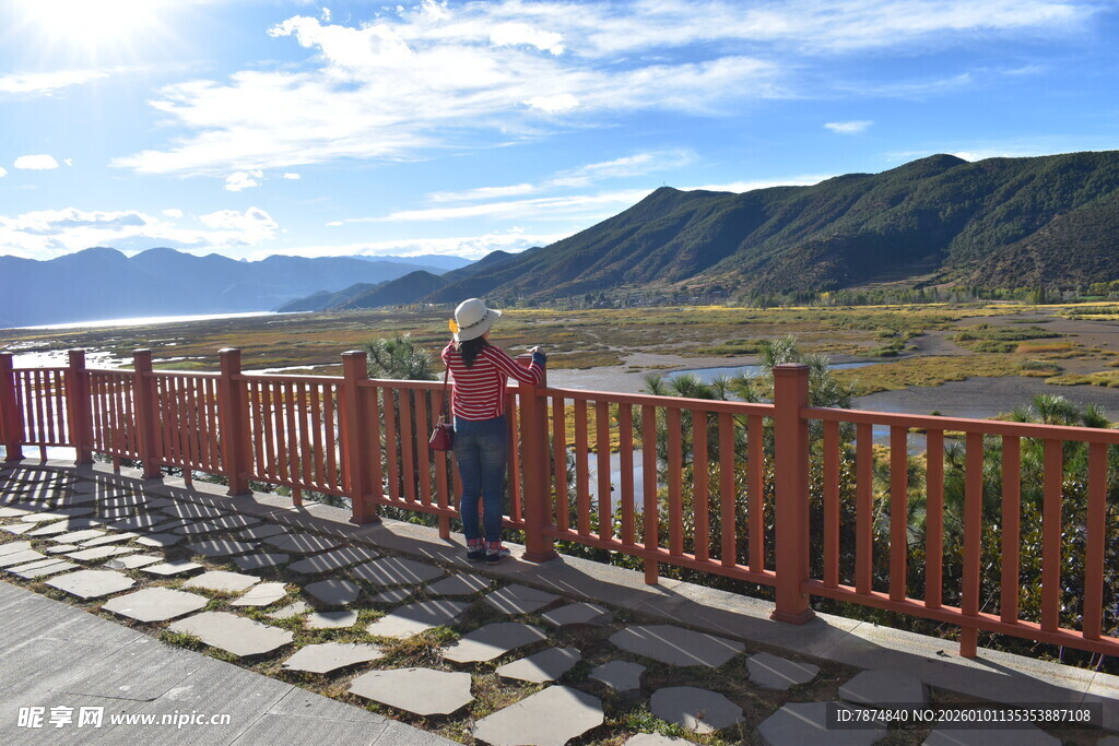 观景台上的旅人