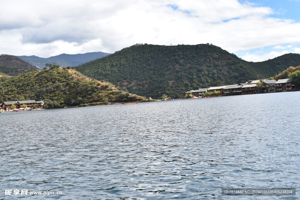 宁静湖畔的青山美景