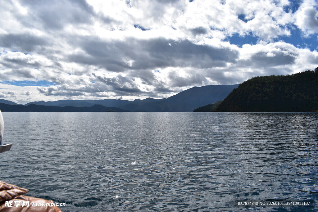 宁静湖景与远处山峦