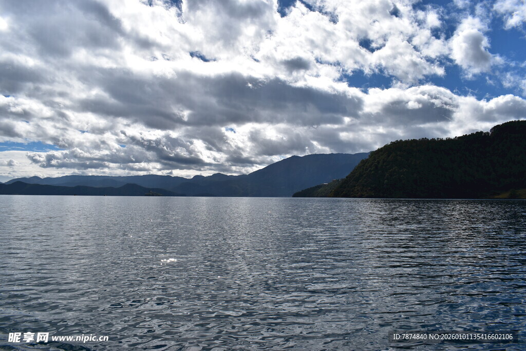 宁静湖景与蓝天白云