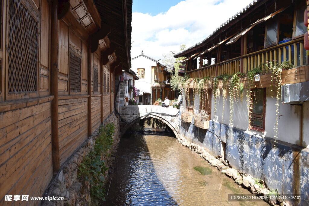 古巷流水旁的木质民居