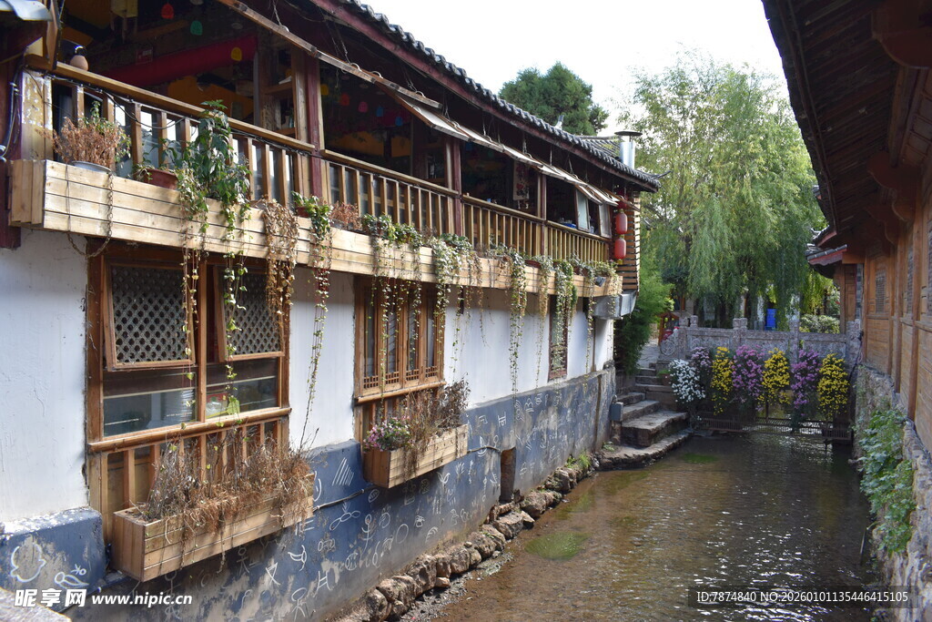 古巷中的木质民居与溪流