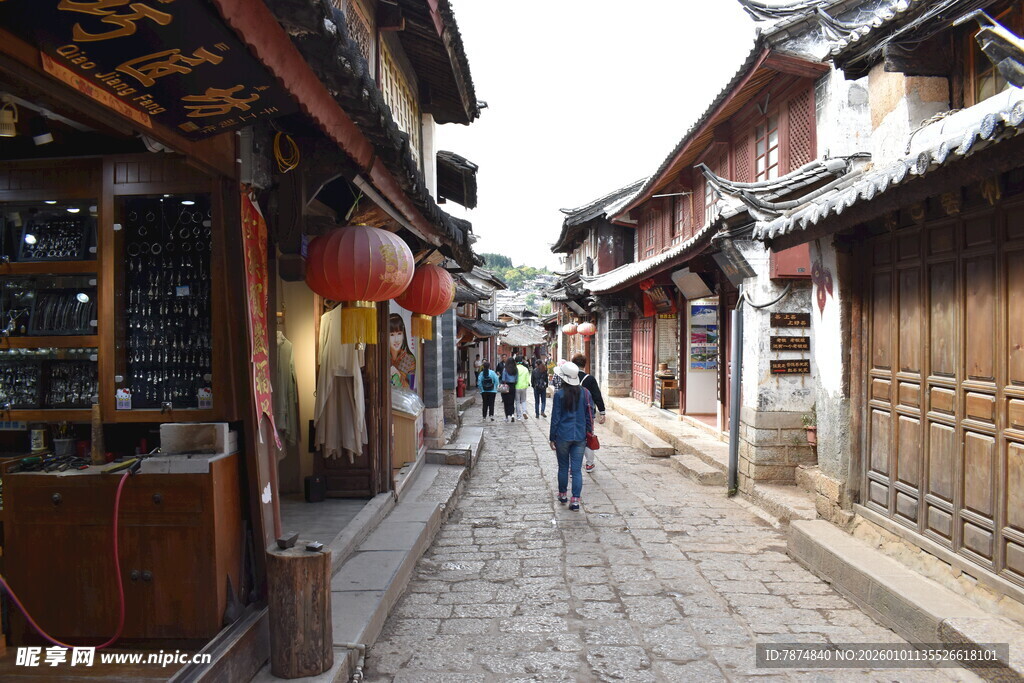 古街小巷行人漫步