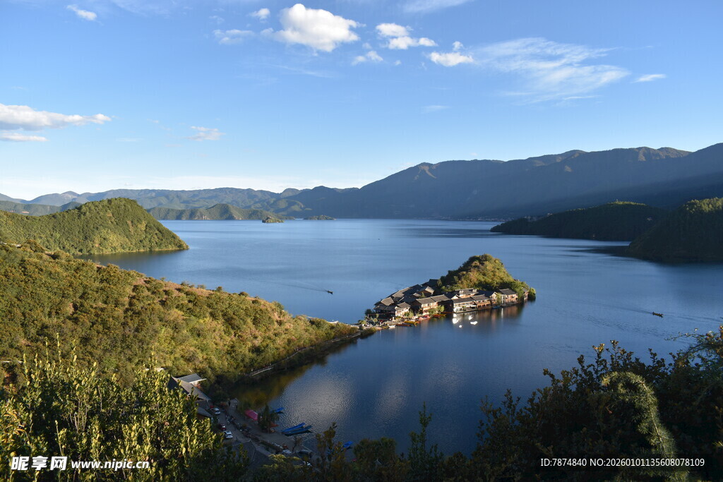 美丽湖景与周边青山环绕