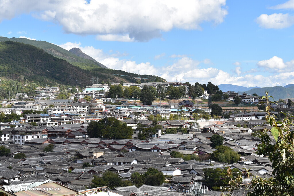 俯瞰山间小镇美丽景致