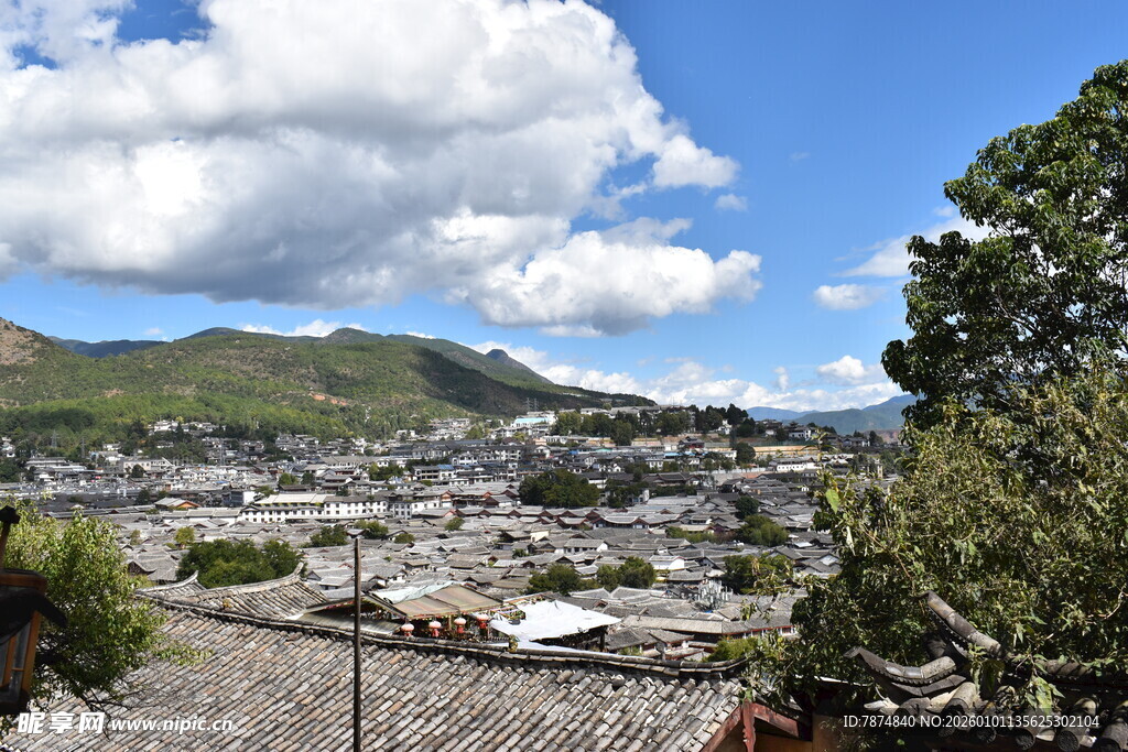 俯瞰山间城镇美景