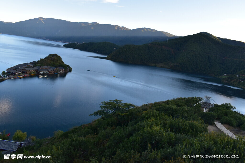 湖光山色中的静谧岛屿