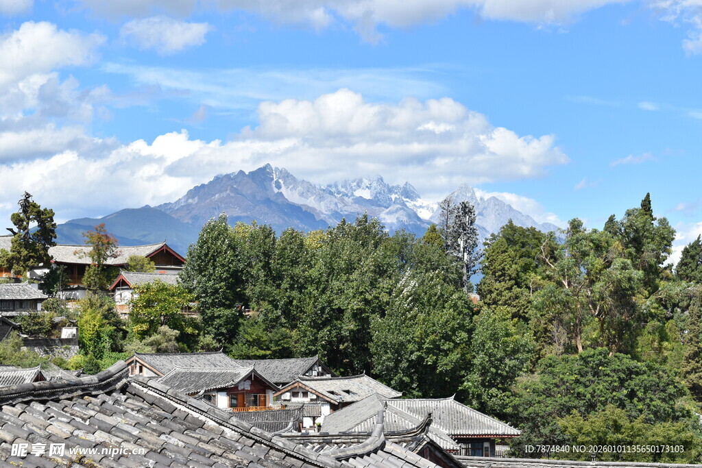 雪山下的古朴村落