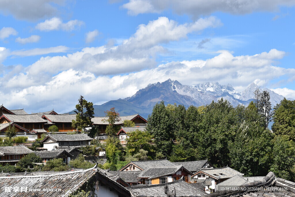 雪山下的古朴村落
