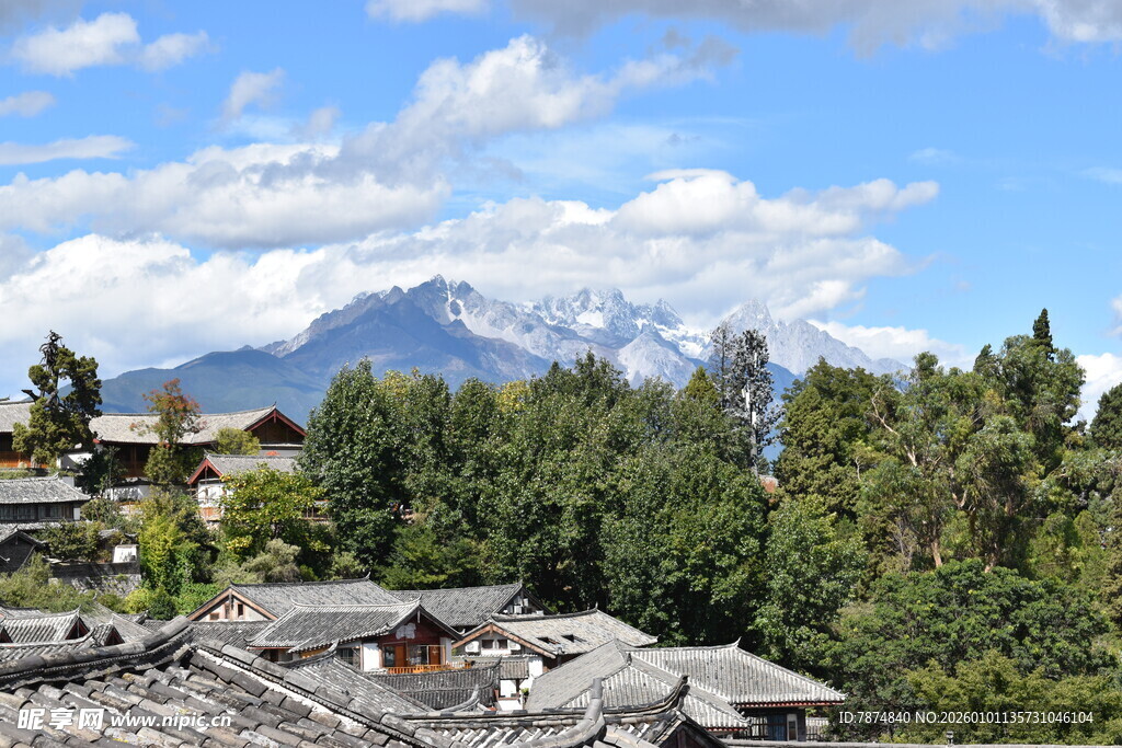 雪山下的古朴村落