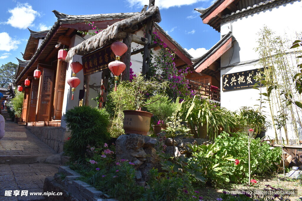 古雅中式建筑与绿植景致