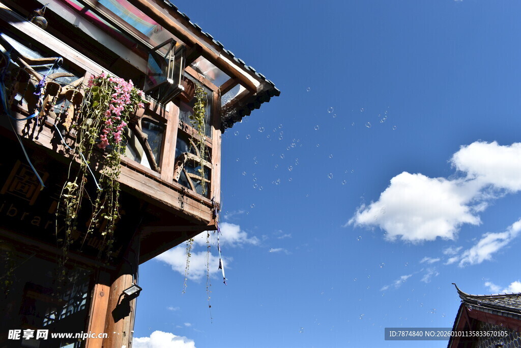 古建楼阁与蓝天云朵