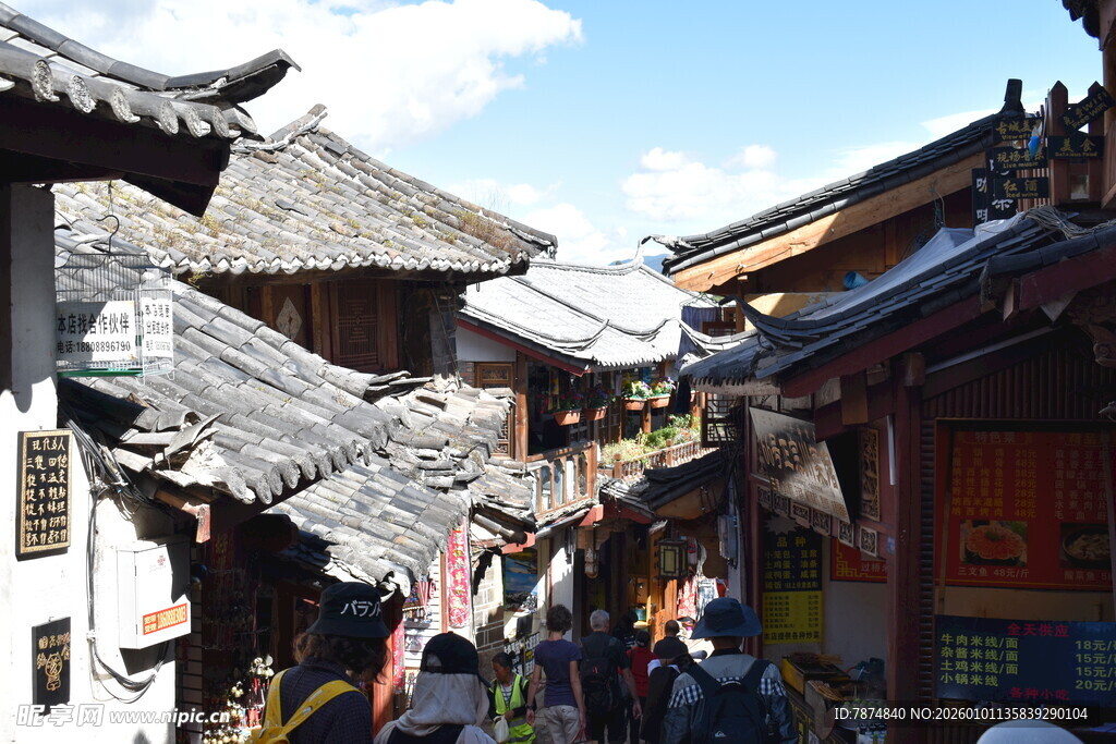 古街人潮 传统建筑风貌