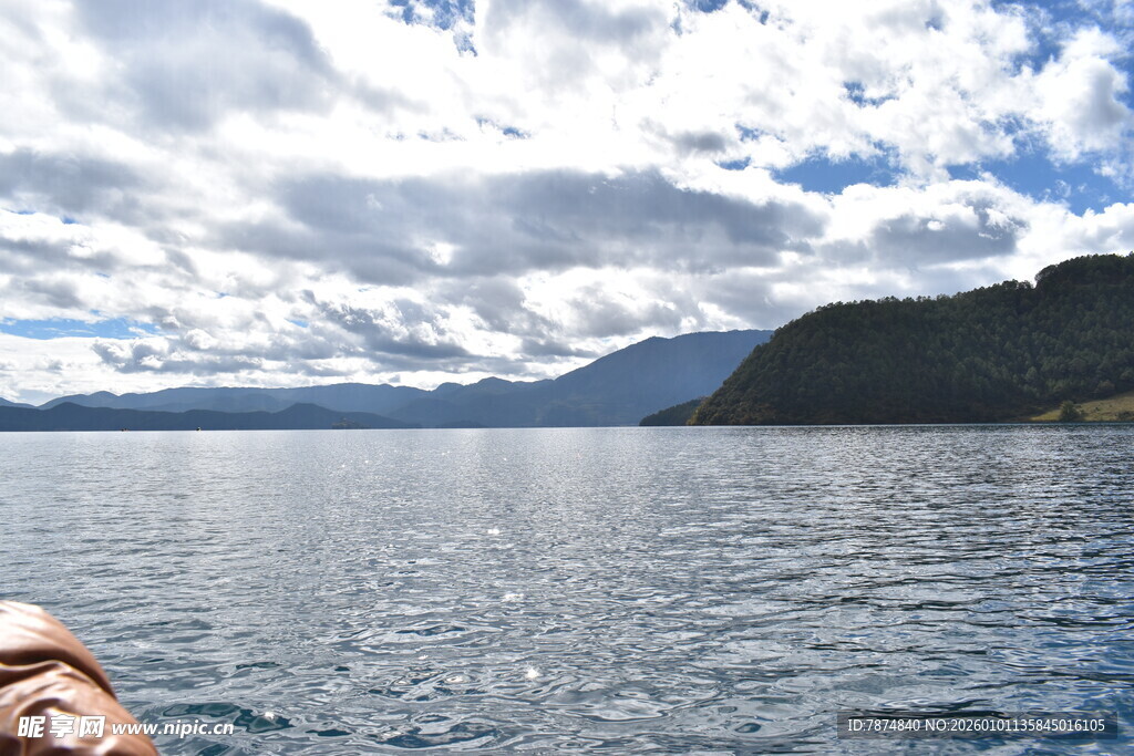 泛舟于波光粼粼的山水间