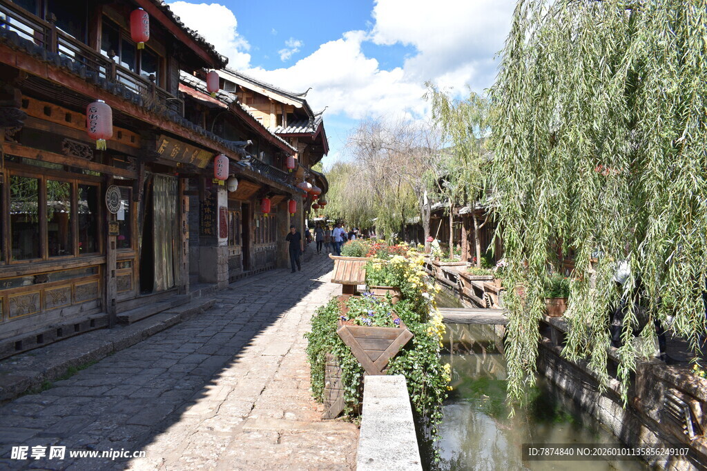 古巷流水畔的中式风情