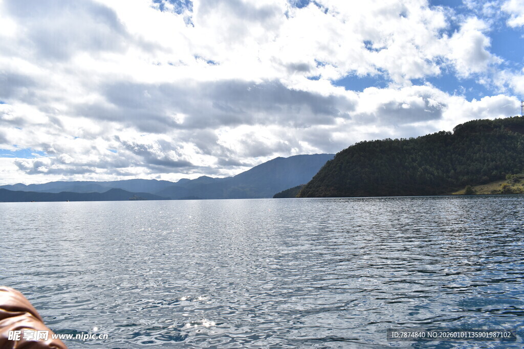 湖畔风景 蓝天白云映碧水