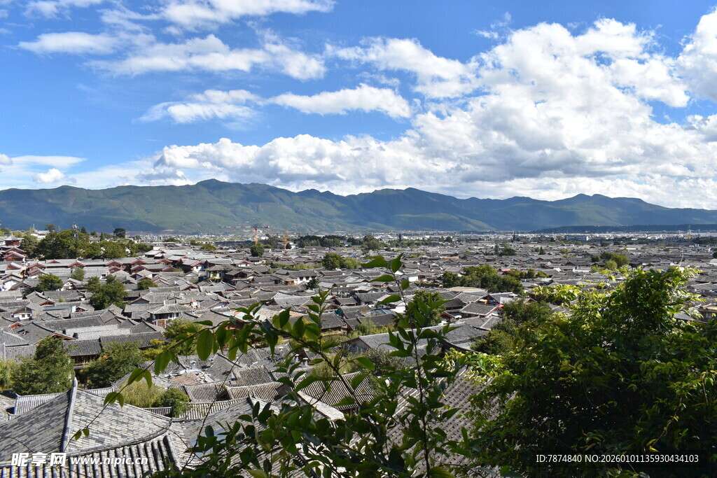 俯瞰山间城镇美景