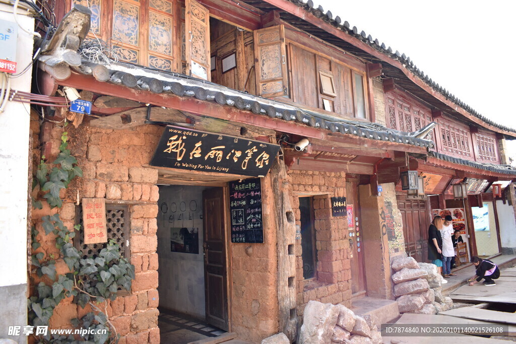 传统木质建筑街边小店