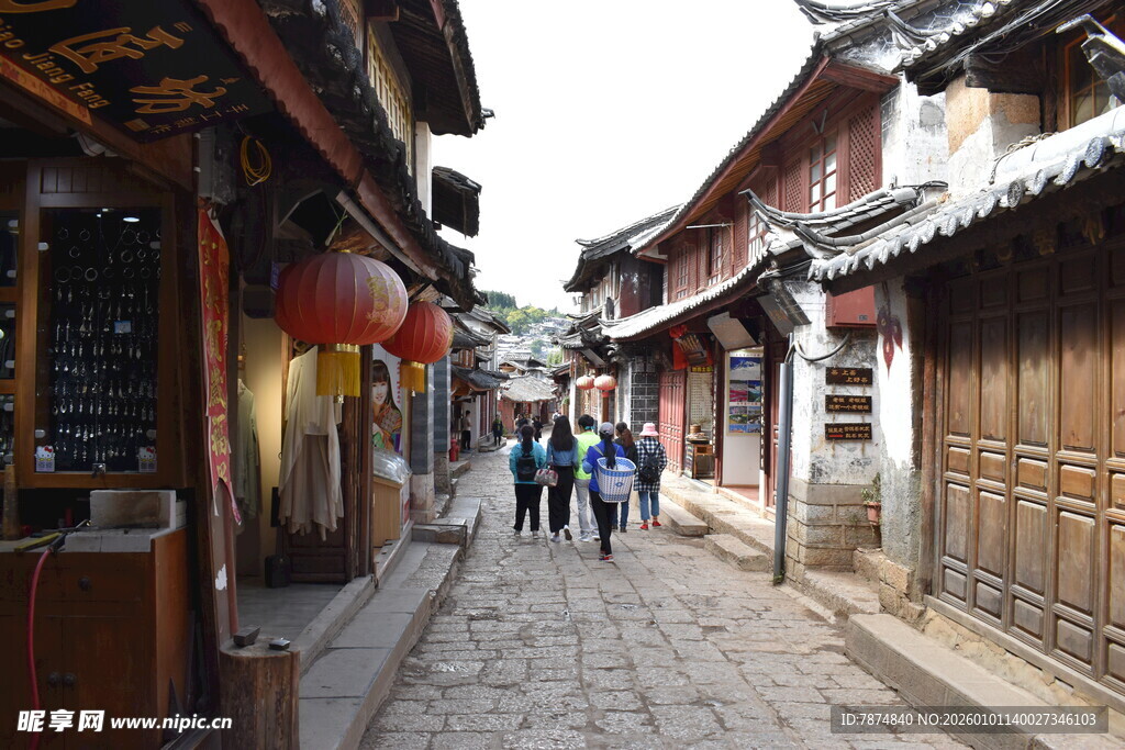 古街行人漫步景