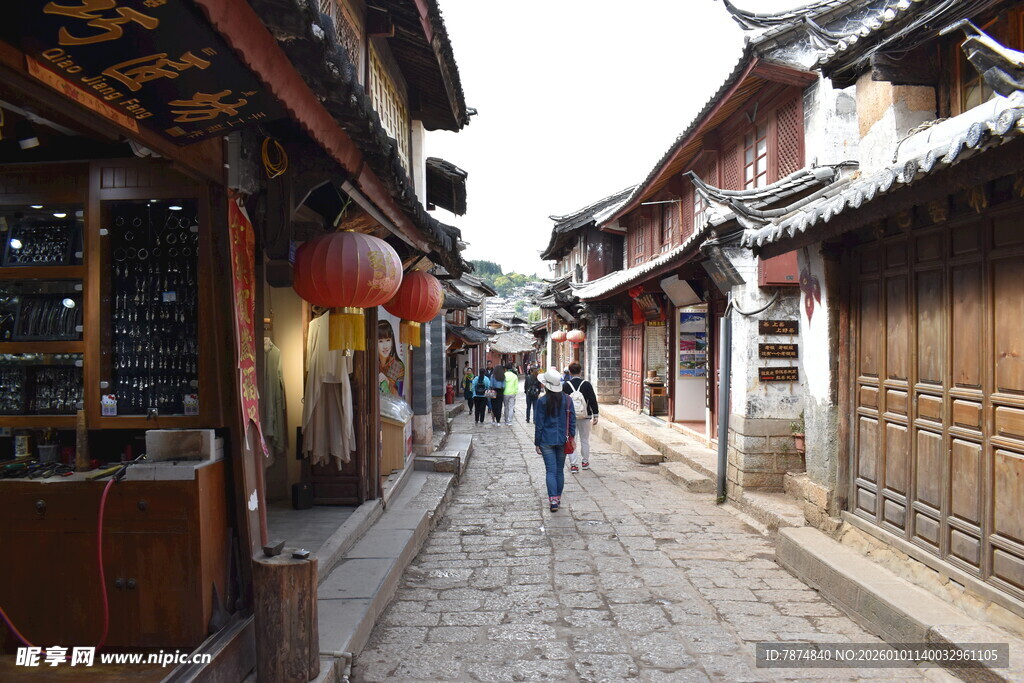 古街小巷中的行人漫步